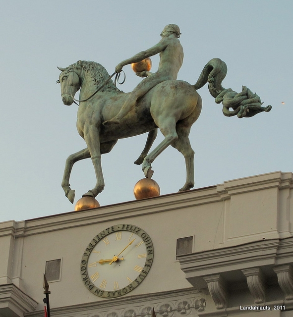 escultura caballo ayuntamiento granada
